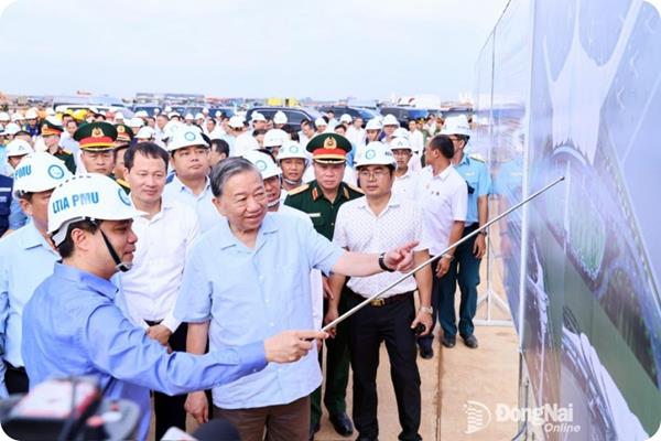 Chiếc máy bay “xông đất” hạ cánh tại Sân bay Long Thành