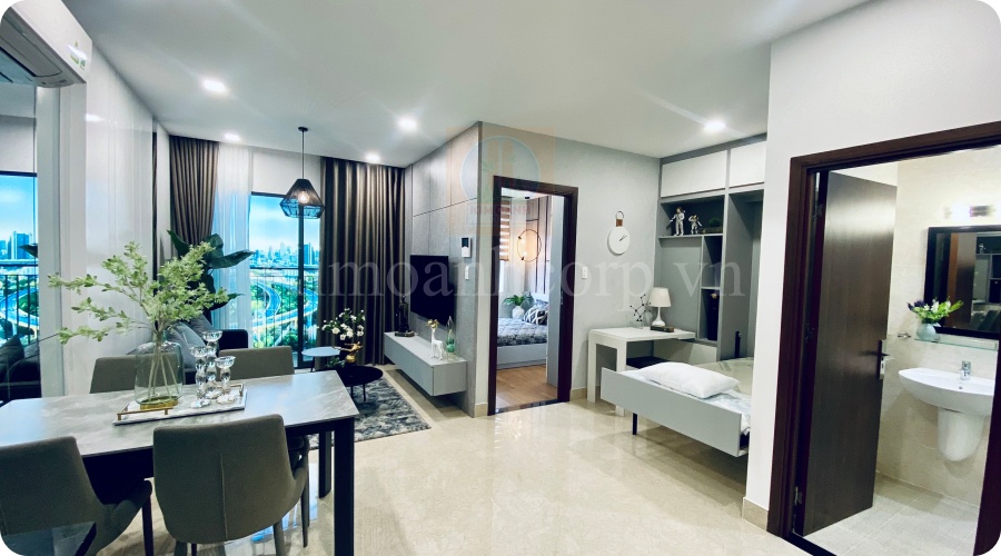 Phòng khách được thiết kế rộng rãi