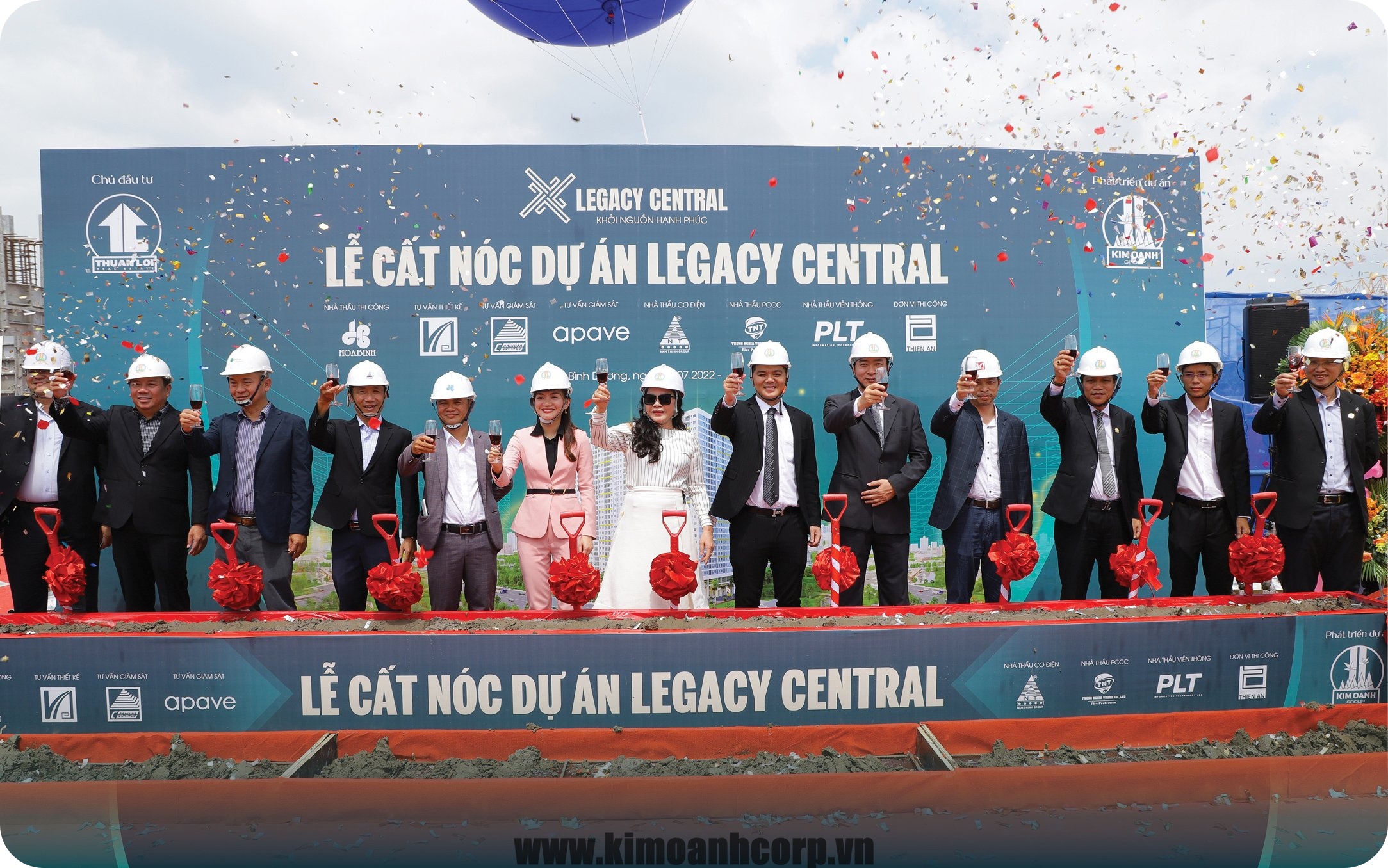 Ban lãnh đạo Tập Đoàn Địa Ốc Kim Oanh cùng đối tác nâng ly chúc mừng thành công của dự án.