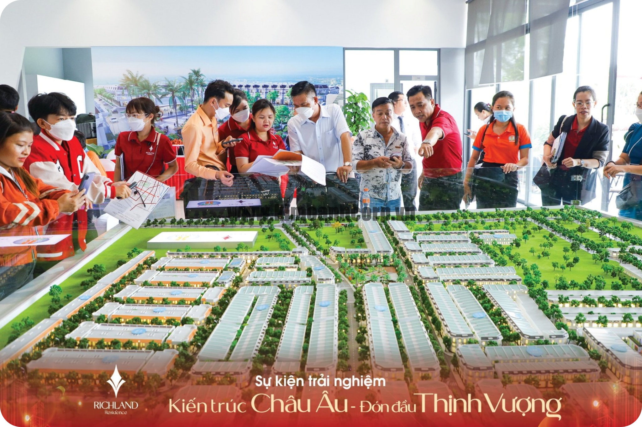 Khách hàng tìm hiểu và trải nghiệm thực tế cơ hội an cư – đầu tư tại dự án Richland Residence Bình Dương.